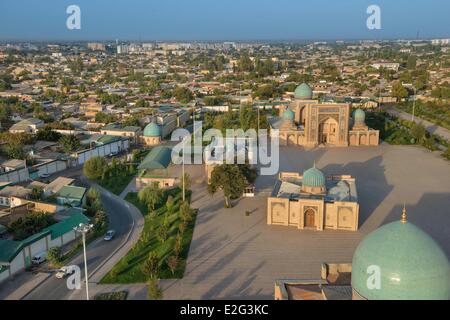 Usbekistan Seidenstraße Tachkent Khast Imam Platz Barak Khan Medrese Khast Imam-Moschee und der Blick auf die Stadt von der Khast Imam gesehen Stockfoto