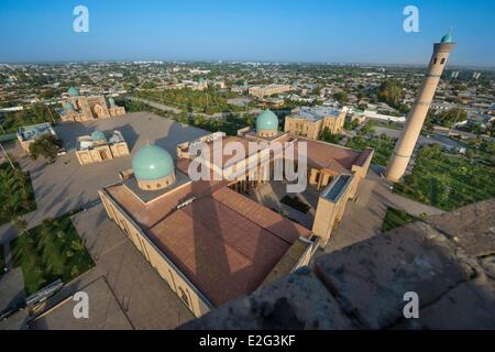 Usbekistan Seidenstraße Tachkent Khast Imam Platz Barak Khan Medrese Khast Imam-Moschee und der Blick auf die Stadt von der Khast Imam gesehen Stockfoto