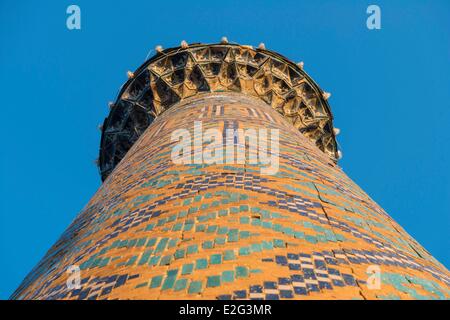 Usbekistan-Seidenstraße-Samarkand Weltkulturerbe von UNESCO Registan Platz das Minarett der Sher Dor Madrasah aus gesehen Stockfoto