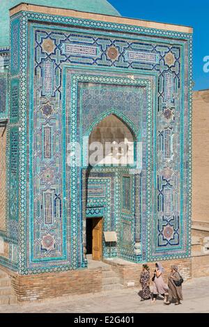 Usbekistan-Seidenstraße-Samarkand Weltkulturerbe von UNESCO Shah-ich-Zinda Nekropole Besucher vor der Alim Nasafi Stockfoto