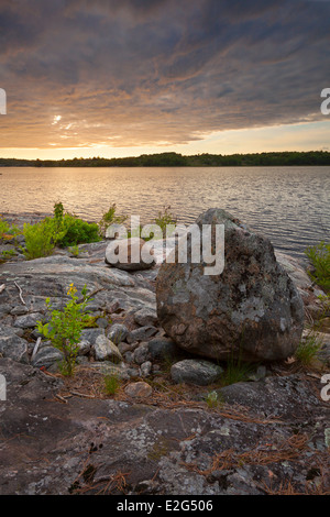 Sonnenuntergang über Flechten bedeckt Felsen entlang den Ufern der Georgian Bay. Der Massasauga Provincial Park, Muskoka, Ontario, Kanada. Stockfoto