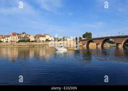 Frankreich-Dordogne-Périgord Pourpre Bergerac Fluss Boot Ufer der Dordogne Fluss und alte Steinbrücke Stockfoto