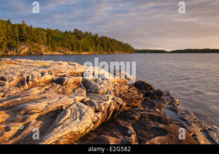 Sonnenuntergang über einzigartige Felsformationen an der Georgian Bay. Der Massasauga Provincial Park, Muskoka, Ontario, Kanada. Stockfoto