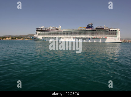 Norwegian Cruise Line (NCL) Kreuzfahrtschiff "Norwegian Epic" (325 m) - Einfahrt Hafen Palma historischen Porto Pi Leuchtturm Stockfoto