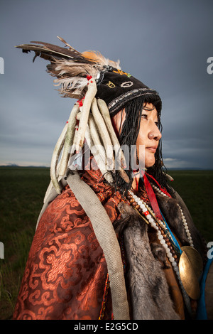 Porträt des mongolischen Schamanen, Khuduu aral, Khentii Provinz, Mongolei Stockfoto