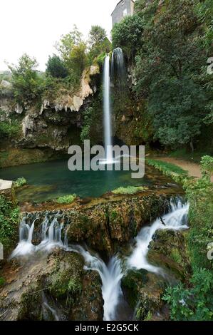 Frankreich Aveyron Salles la Quellenübersicht des Wasserfalls Stockfoto