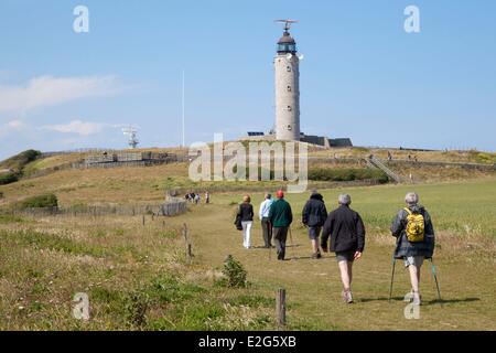 Frankreich-Pas De Calais Audinghen Cap Gris Nez und Wanderer auf dem Küstenpfad GR Stockfoto