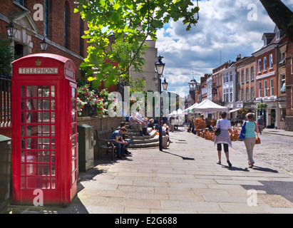 Guildford Market day High Street mit Käufern im Sommer Kunst- und Handwerkermarkt Tag traditionelle rote Telefonzelle im Vordergrund Guildford Surrey UK Stockfoto