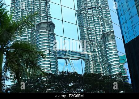 Malaysia Kuala Lumpur Geschäftsviertel in Reflexion auf die Petronas Towers Architekten Cesar Pelli Stockfoto