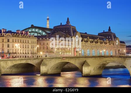 Frankreich Paris aufgeführt die Ufer des Flusses Seine als Weltkulturerbe der UNESCO Orsay Museum und Royal-Brücke Stockfoto