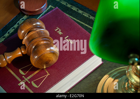 Gesetz RICHTER VERURTEILEN BERATUNG KAMMERN KONZEPT Richter Hammer auf dem Gesetz Buch mit Waage der Gerechtigkeit Emblem vom Schreibtisch Lampe auf Leder gebunden Schreibtisch Leuchten Stockfoto