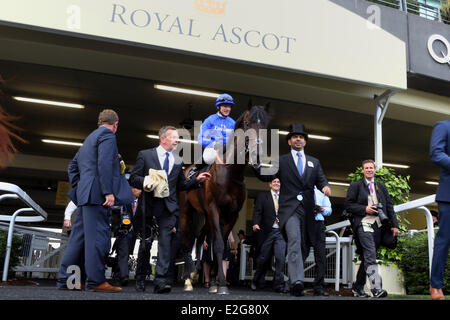 Ascot, Windsor, UK. 19. Juni 2014. Elitäre Armee mit Kieren Fallon, und Trainer Saeed bin Suroor (rechts mit Hut) nach dem Gewinn der King George V Stakes. Ascot Racecourse. (Pferd, Jockey, elitäre Armee, Fallon, Sieg, Trainer, Suroor) 635D190614ROYALASCOT. JPG (c) Credit: Frank Sorge/Caro/Alamy Live-Nachrichten) Stockfoto