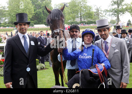 Ascot, Windsor, UK. 19. Juni 2014. Elitäre Armee mit Kieren Fallon, Besitzer Scheich Hamdan bin Mohammed al Maktoum (rechts) und Trainer Saeed bin Suroor nach dem Gewinn der King George V Stakes. Ascot Racecourse. (Pferd, Jockey, Elite-Armee, Fallon, Sieg, Trainer, Suroor, Besitzer, al Maktoum) 638D190614ROYALASCOT. JPG (c) Credit: Frank Sorge/Caro/Alamy Live-Nachrichten) Stockfoto