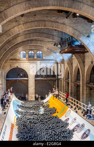 Frankreich Gironde Bordeaux Zentrum für zeitgenössische bildende Kunst de Bordeaux (CAPC) in der ehemaligen Lagerhalle Laine aus dem 19. Jahrhundert und Stockfoto