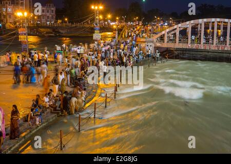 Indien Uttarakhand Zustand Haridwar, einer der neun heiligen Städte Hindus an den Ufern des Flusses Ganga Ganga Aarti Zeremonie Stockfoto