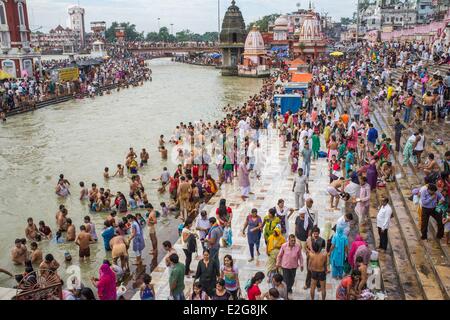 Indien Uttarakhand Zustand Haridwar, einer der neun heiligen Städte Hindus an den Ufern des Ganges Fluss Pilger kommen um zu beten Stockfoto