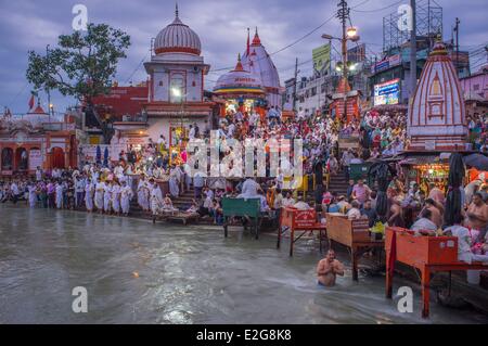 Indien Uttarakhand Zustand Haridwar, einer der neun heiligen Städte Hindus an den Ufern des Flusses Ganga Ganga Aarti Zeremonie Stockfoto