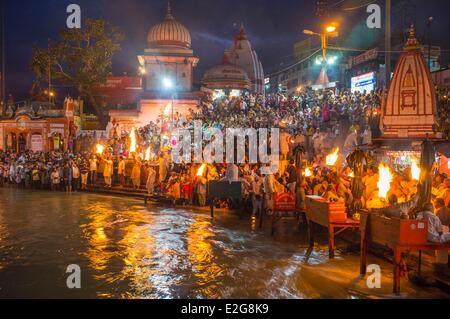 Indien Uttarakhand Zustand Haridwar, einer der neun heiligen Städte Hindus an den Ufern des Flusses Ganga Ganga Aarti Zeremonie Stockfoto