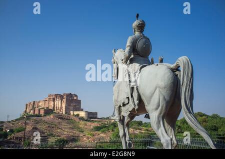 Indien Rajasthan State Jodhpur Reiterstatue von Rao Jodha Ji-Gründer von Jodhpur und Mehrangarh Fort im Hintergrund Stockfoto