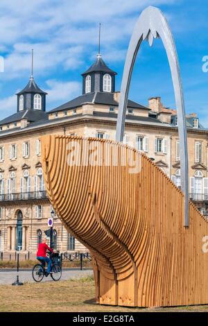 Gegend von Frankreich Gironde Bordeaux Weltkulturerbe von UNESCO Quai des Chartrons Skulptur geformt Holzboot Stockfoto