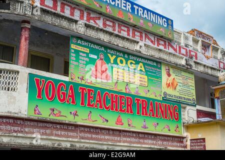 Indien Uttarakhand Zustand Rishikesh die Welthauptstadt des Yoga an den Ufern des Flusses Ganga Stockfoto