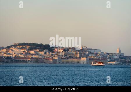 Portugal-Lissabon-Fähre über den Fluss Tejo (Rio Tejo) und der Altstadt im Hintergrund Stockfoto