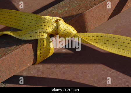 Gelbe industrielle Riemen für Schutz und Sicherheit auf Metall Stockfoto