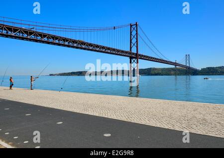 Portugal Lissabon 25 de Abril Brücke am Fluss Tejo Stockfoto