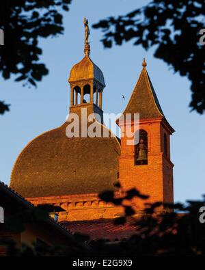 Frankreich Haute Garonne Toulouse Kirche Saint Pierre des Chartreux vertikale Außenansicht des Kirchturms bei Sonnenaufgang Stockfoto