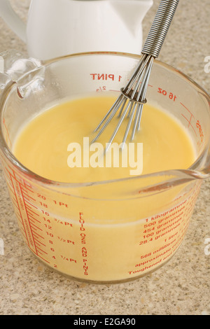 Pudding anhand eine gekochte Mischung aus Milch oder Sahne und Eigelb eine beliebtes Dessert-Soße Stockfoto