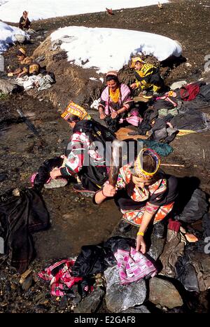 Pakistan Khyber Pakhtunkhwa Kalash Täler Bumburet Tal Kalash Frauen und Mädchen, die ihre Wäsche im Fluss Stockfoto