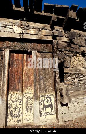 Pakistan Khyber Pakhtunkhwa Kalash Täler Bumburet Tal Brun Dorf Eingangstür zum Heiligtum der Göttin Jestak Stockfoto