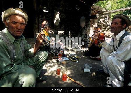 Pakistan Khyber Pakhtunkhwa Kalash Täler Bumburet Tal Krakal Dorf Kalash genießen ihren jungen Wein sitzen vor der Stockfoto