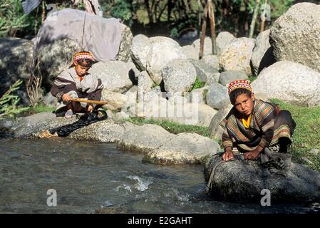 Pakistan Khyber Pakhtunkhwa Kalash Täler Bumburet Tal Kalash Mädchen Wäsche im Fluss Stockfoto