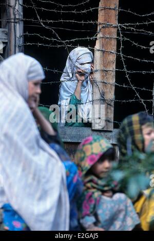 Pakistan Khyber Pakhtunkhwa Kalash Täler Bumburet Tal junge verschleierte Mädchen hinter dem Stacheldraht vom Balkon Ihres Stockfoto