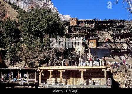 Pakistan Khyber Pakhtunkhwa Kalash Täler Bumburet Tal Anish Dorf (1880 m) Kalash versammelten sich am Dach des Jestak Han die Stockfoto