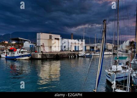 Frankreich-Ile De La Réunion (französische Übersee-Departement) Le Port Anlagen und Ausrüstungen zu den Fischerhafen bei Sonnenuntergang Stockfoto