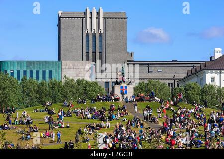 Island-Reykjavik das Nationaltheater und die Statue des Ingolfur Arnarson der erste Isländer Siedler, die die Stadt gegründet Stockfoto