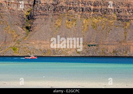 Islands Westfjorde Vestfirðir Region Patreksfjörður zurück von Angelmöglichkeiten im fjord Stockfoto