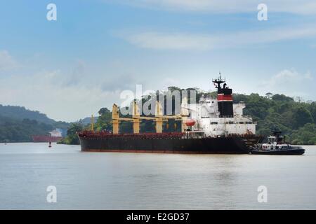 Panama-Panama-Kanal bei Gamboa Panamax-cargo Stockfoto