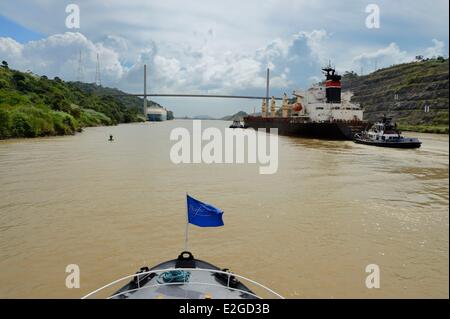 Panama Panama-Kanal Panamax Fracht- und Centennal Brücke (Puente Centenario) spanning Kanal Stockfoto