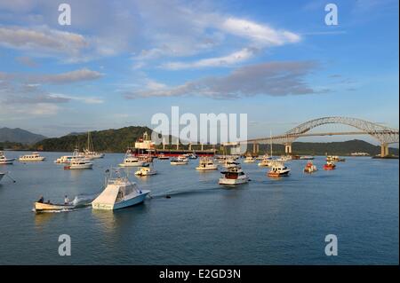 Panama-Panama City-Panama-Kanal Kanal am Pazifik Seite zugreifen ein Panamax-Cargo Unterquerung der Brücke der Amerikas (Puente de Las Americas) Stockfoto