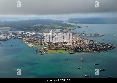 Panama Doppelpunkt Provinz Stadt Colon in Limon Bay (Bahia Limon) am Ausgang des Panama-Kanals auf Atlantikseite im Hintergrund rechts große Lagerhallen finden Colon Free Trade Zone (Luftbild) Stockfoto