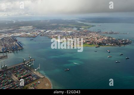 Panama Doppelpunkt Provinz Stadt Colon in Limon Bay (Bahia Limon) am Ausgang des Panama-Kanals auf Atlantikseite im Hintergrund rechts große Lagerhallen finden Colon Free Trade Zone (Luftbild) Stockfoto