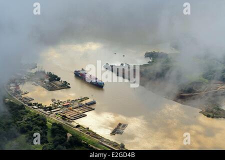 Panama-Panama-Kanal bei Gamboa Panamax Behälter Cargo (Luftbild) Stockfoto