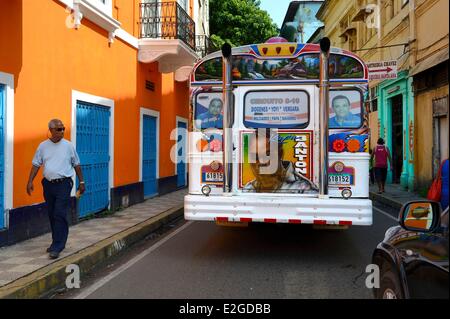 Panama Panama-Stadt Santa Ana Bezirk Bus namens Diablo Rojo (Red Devil) mit grellen Gemälden bedeckt Stockfoto