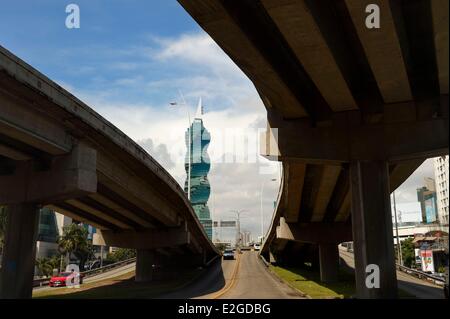 Panama Panama City F & F Tower früher bekannt als Revolution Turm sowie El Tornillo (Schraube) Stockfoto