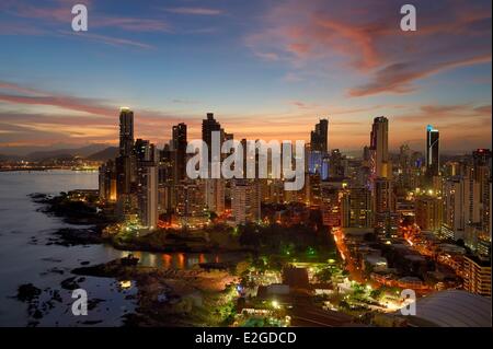 Panama-Panama-Stadt am Wasser Wolkenkratzer von Punta Paitillia Bezirk nach Sonnenuntergang Stockfoto