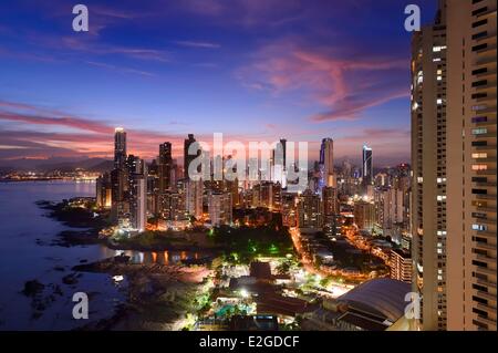 Panama-Panama-Stadt am Wasser Wolkenkratzer von Punta Paitillia Bezirk nach Sonnenuntergang Stockfoto