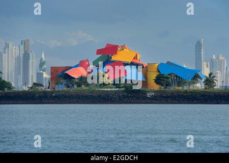 Panama Panama City Biodiversität Museum namens Panama Brücke des Lebens vom Architekten Frank Gehry, Waterfront und Hochhäuser im Hintergrund Stockfoto